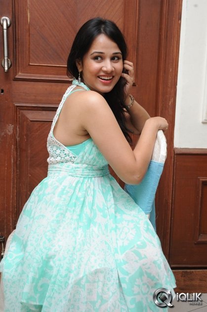 Nisha-Kothari-at-Chusinodiki-Chusinantha-Movie-Audio-Launch